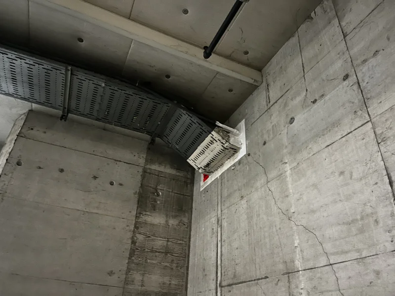 Brandabschottung bei einer Kabeltrasse an der Decke in der Ostschweiz
