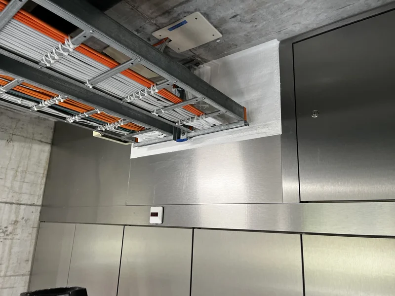 Brandabschottung einer Kabeltrasse an Wand und Decke in der Ostschweiz