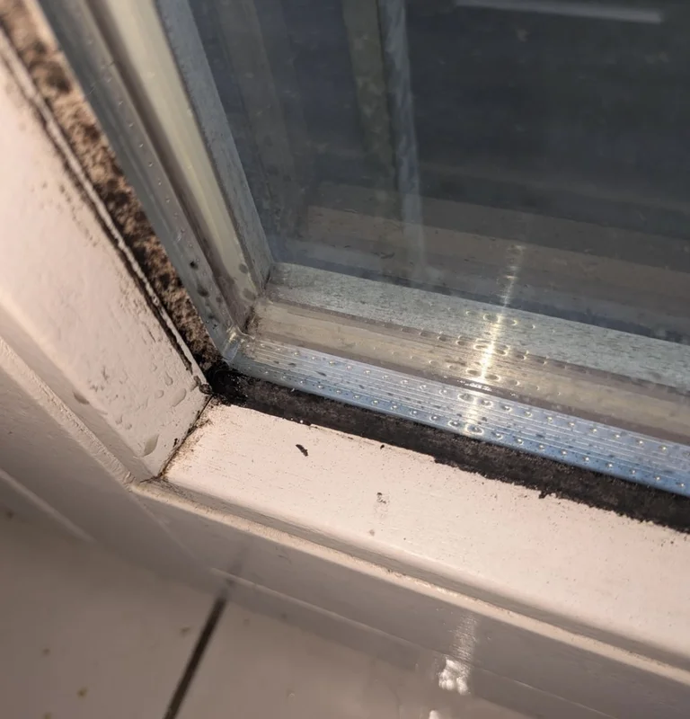 Verschimmelte Fensterfuge vor der Sanierung in der Ostschweiz
