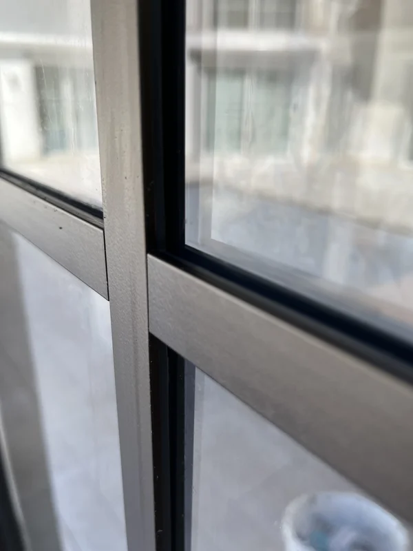 Sauber erneuerte Fensterfuge durch Meleleo in der Ostschweiz