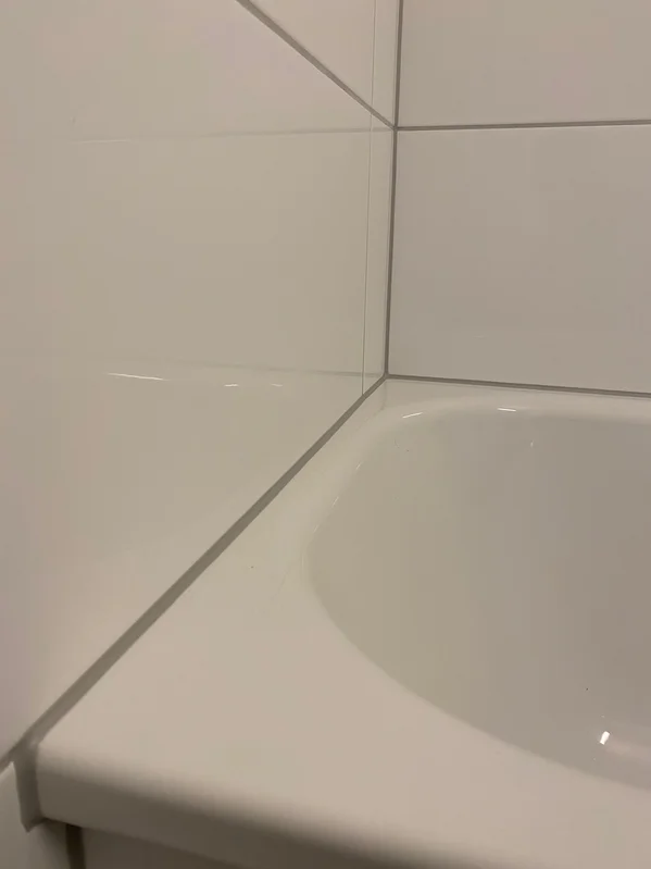 Fugenabdichtung an der Ecke einer Badewanne in der Ostschweiz