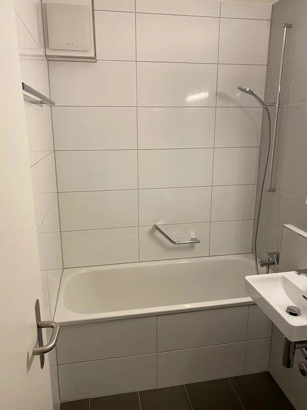 Fugenabdichtung im Nassbereich eines Badezimmers in der Ostschweiz