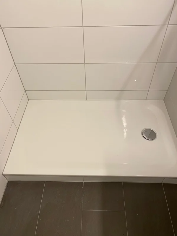 Fugenabdichtung an einer Duschwanne in der Ostschweiz