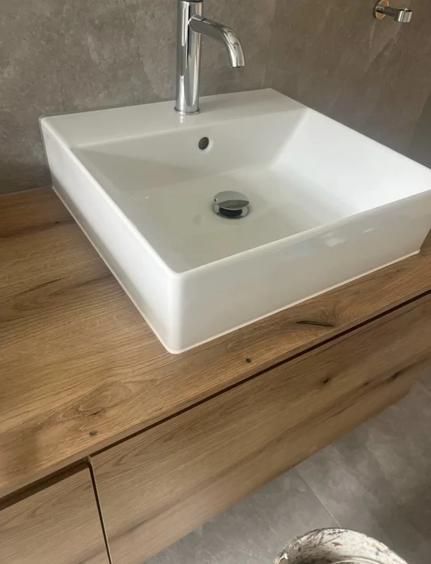 Fugenabdichtung bei Lavabo und Holzanschluss in der Ostschweiz