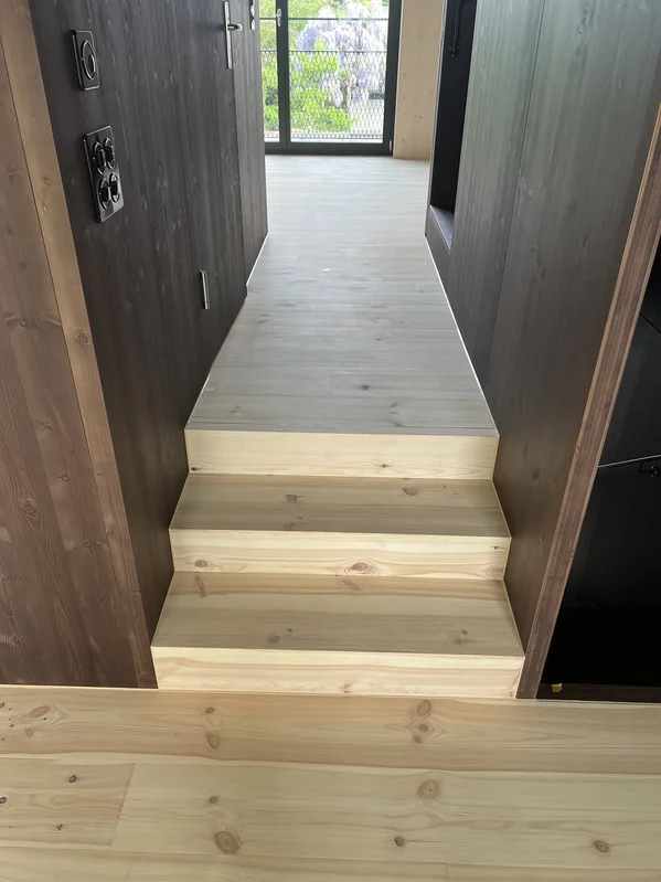 Fugenabdichtung an einer Holztreppe im Innenbereich in der Ostschweiz