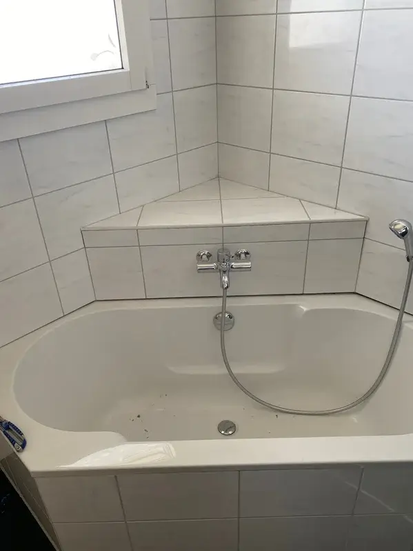 Badewanne vor der Fugensanierung in der Ostschweiz