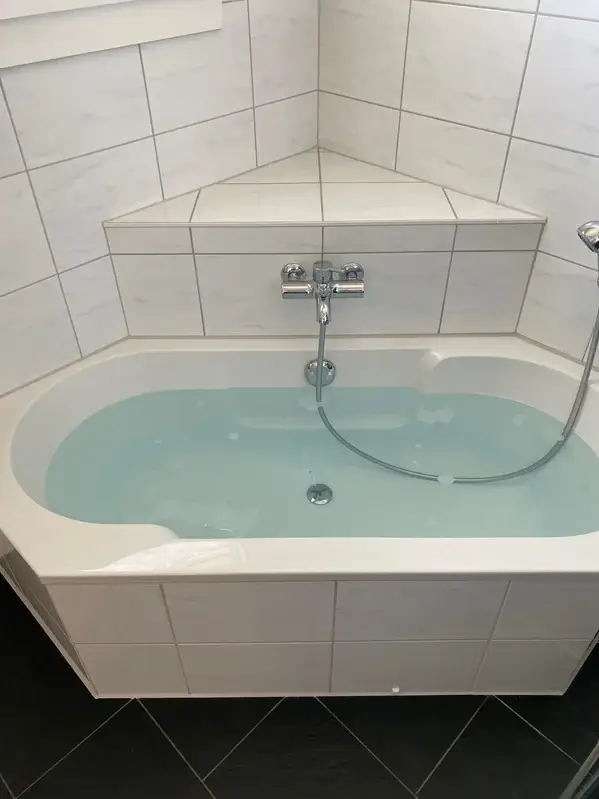 Badewanne nach der Fugensanierung in der Ostschweiz