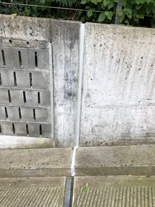 Fugensanierung an einer Betonwand in der Ostschweiz