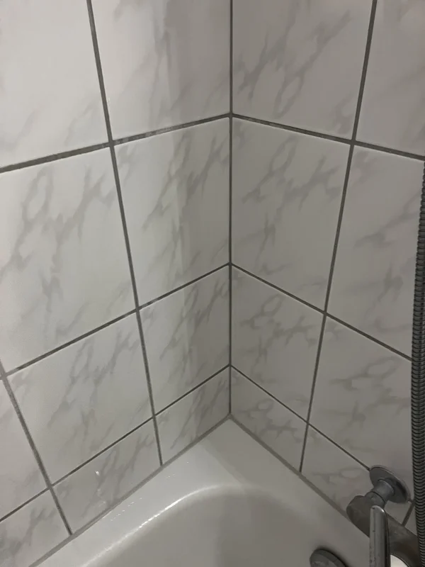 Zementfugen in einer Badezimmerecke in der Ostschweiz