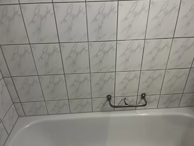 Badezimmer mit sanierungsbedürftigen Zementfugen an der Badewanne in der Ostschweiz