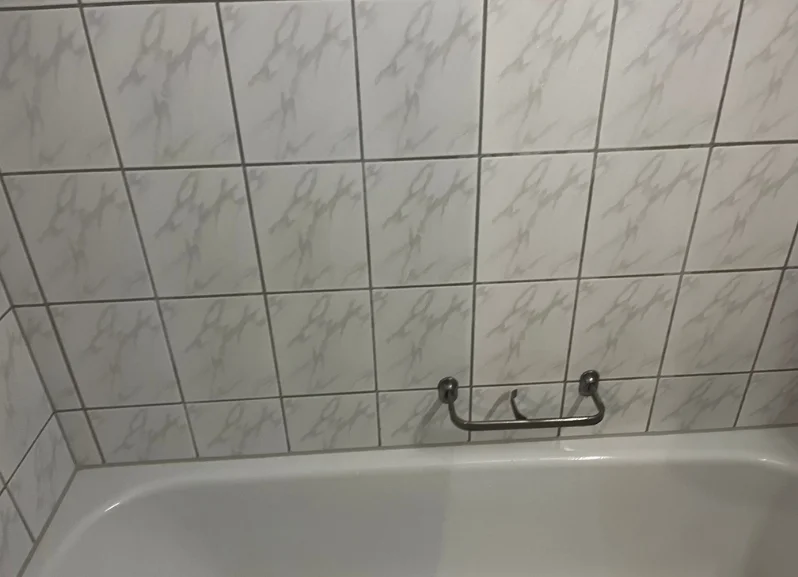 Sanierung von Zementfugen im Badezimmer durch Meleleo in der Ostschweiz
